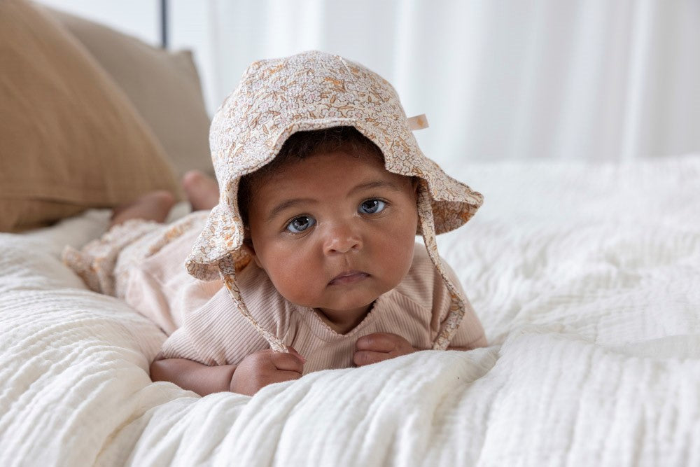 s Zonnehoed AOP - Flower Field van Feetje in de kleur Creme in maat 2.