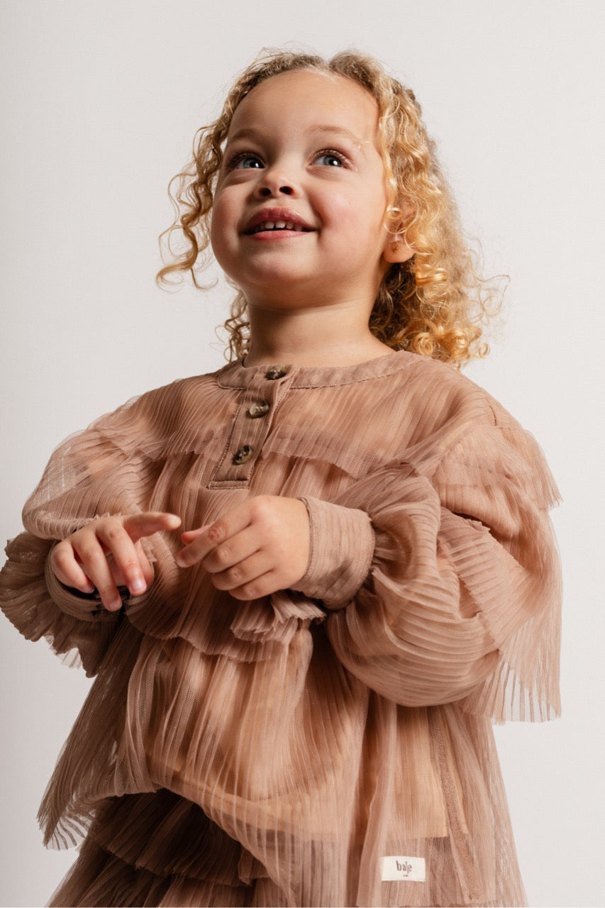 Meisjes Blouse Longsleeve Meyrin van Baje Studio in de kleur Sand desert in maat 134-140.