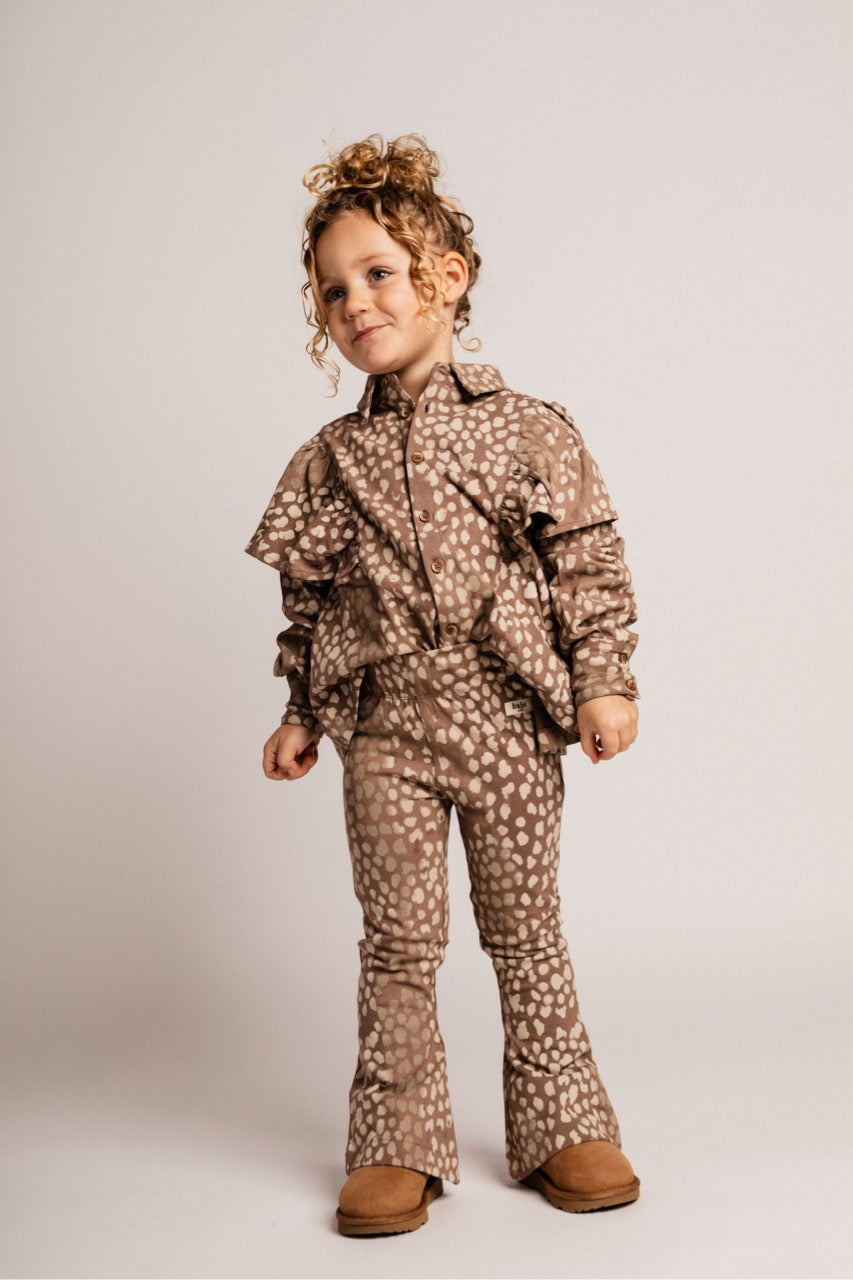 Meisjes Flared Pants Preda van Baje Studio in de kleur Sand desert AOP in maat 134-140.