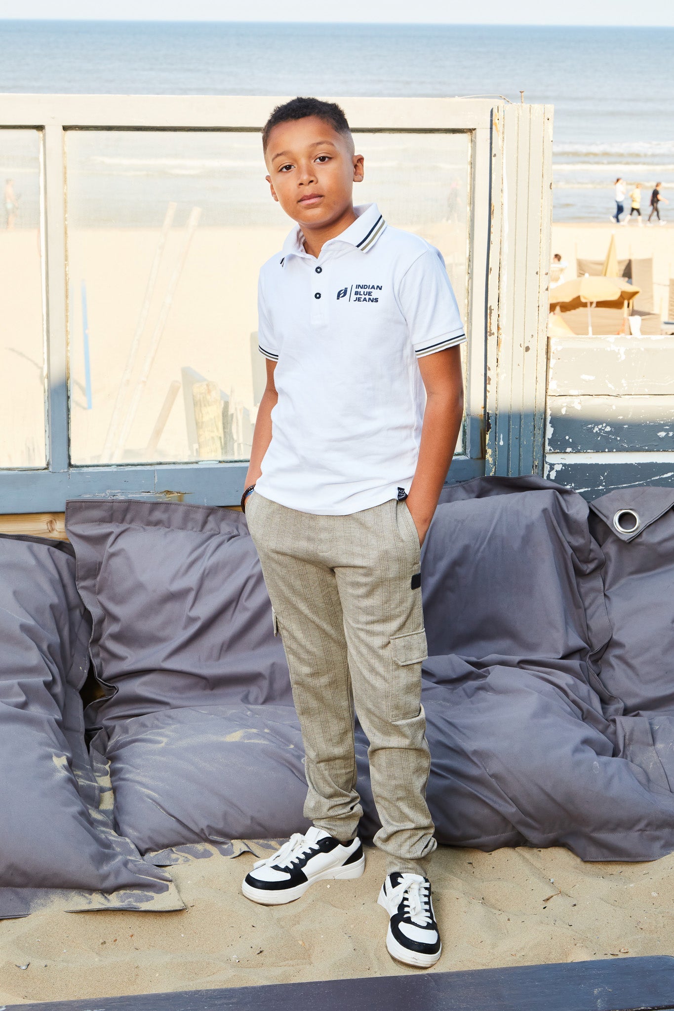 Jongens Cargo Pant van Indian Blue Jeans in de kleur Stone Sand in maat 176.
