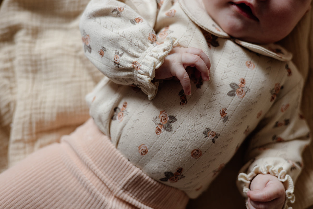 Meisjes Romper LAYLA van Levv Newborn in de kleur AOP Sand Flower in maat 74.