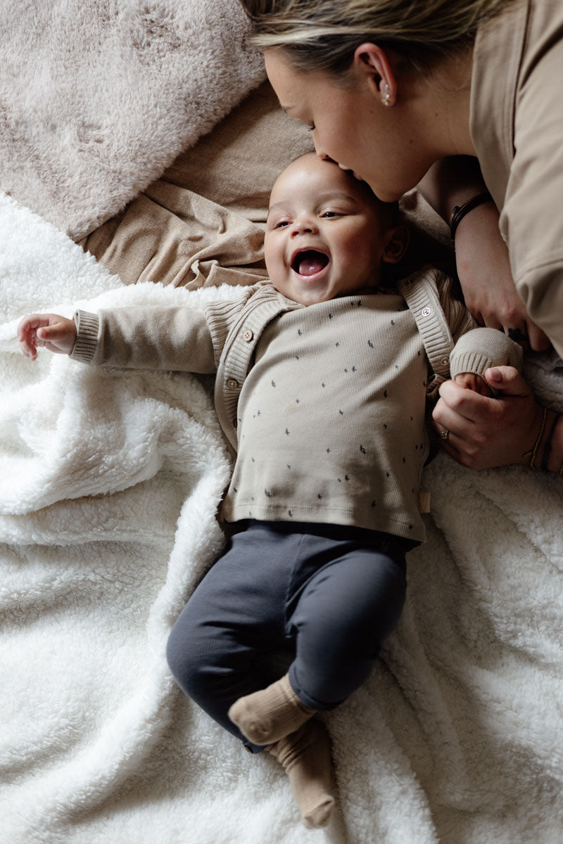 Jongens Longsleeve LEON van Levv Newborn in de kleur AOP Grey Sketch in maat 74.