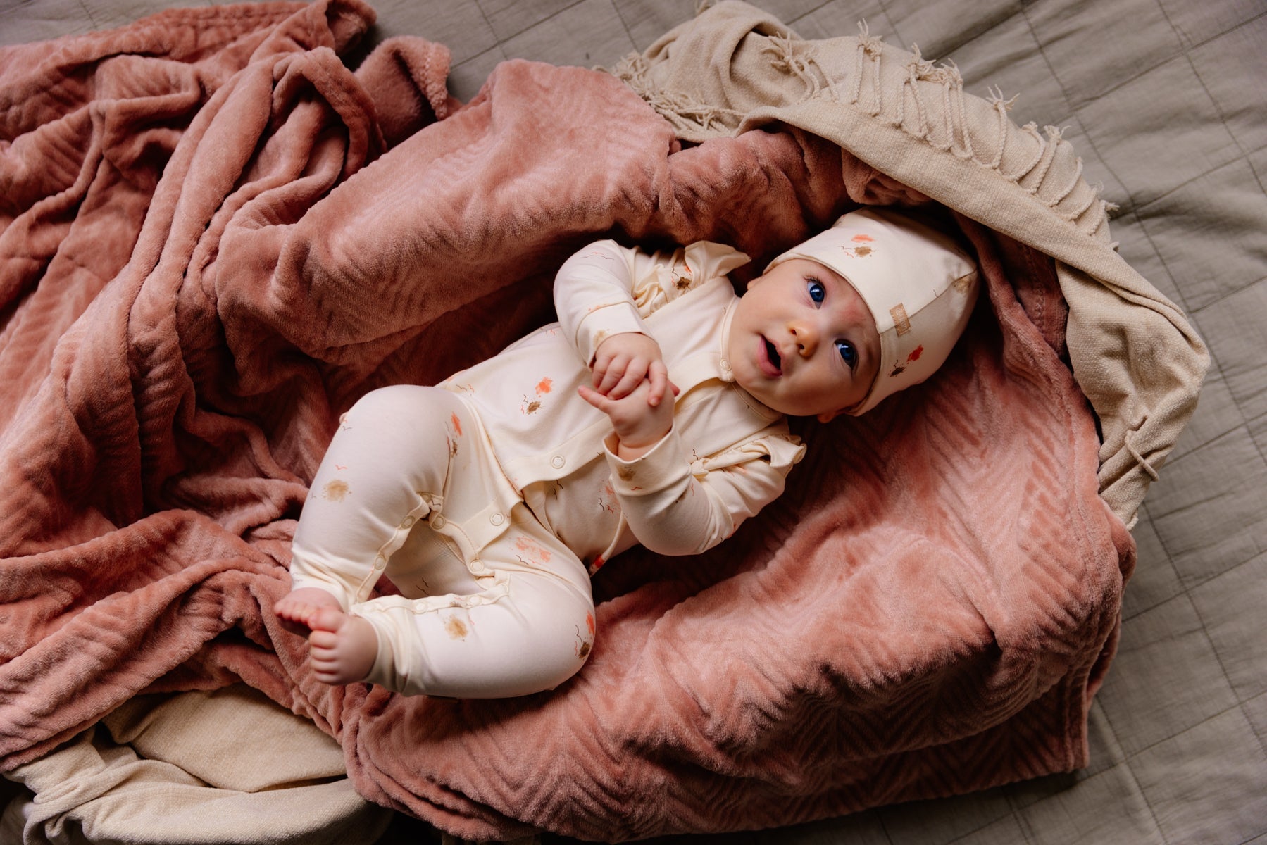 Meisjes Hat CYNTIAQNBW23 van Quapi Newborn in de kleur AOP Multi Clouds in maat ONESIZE.