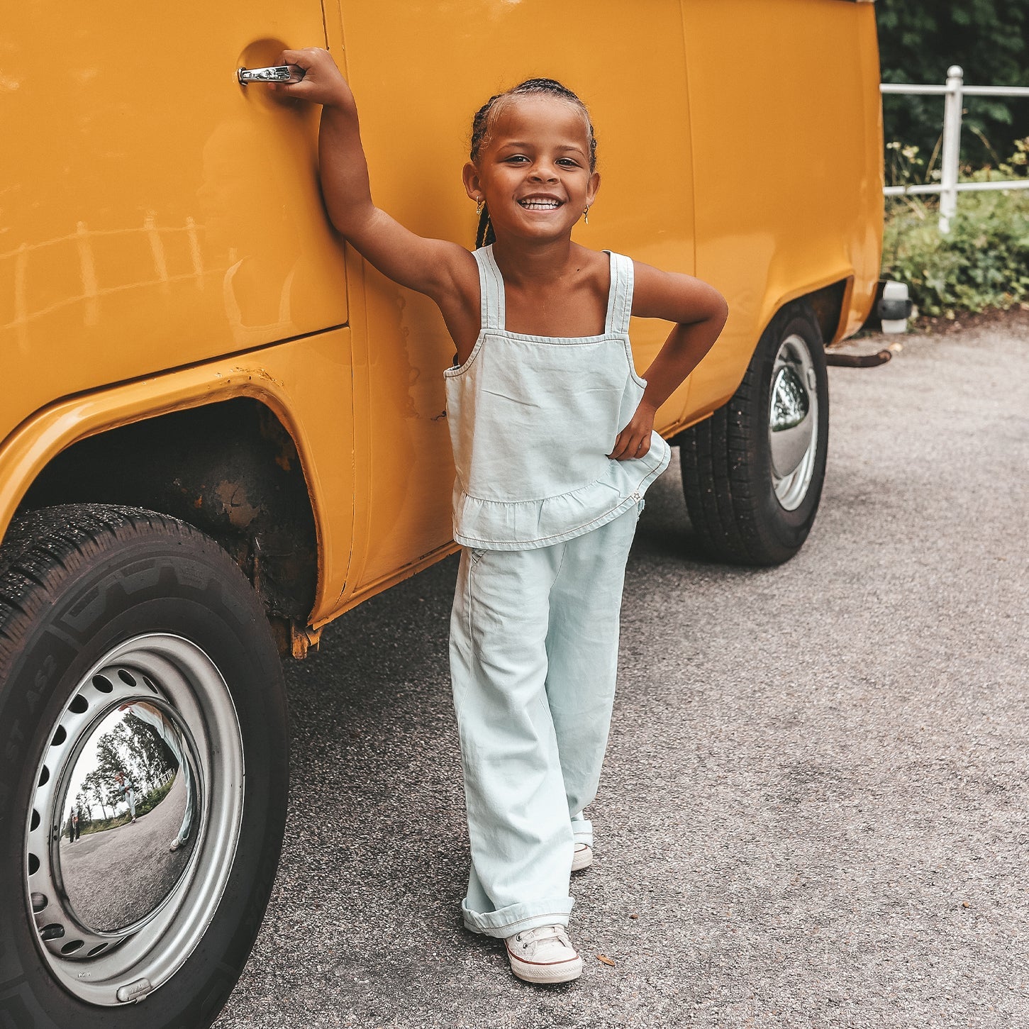 Meisjes Chambray | Ruffle Pants van Your Wishes in de kleur Sunlit Blue in maat 128.