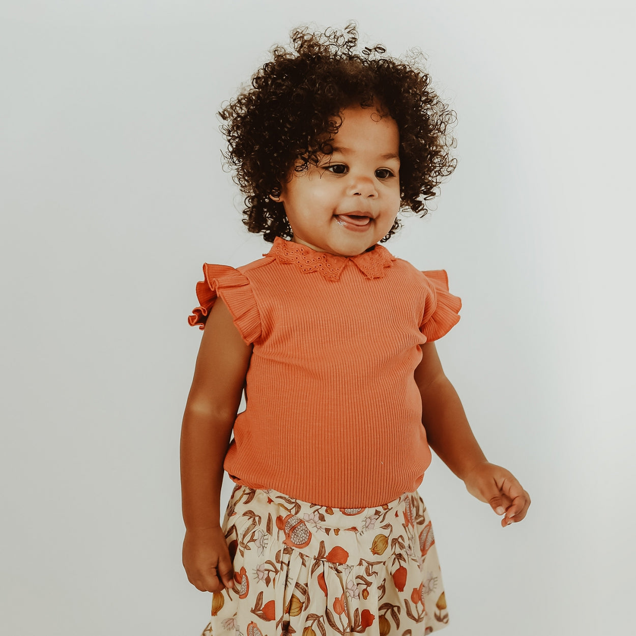 Meisjes Top Fine Rib | Philippa van Your Wishes in de kleur Apricot Brandy in maat 128.