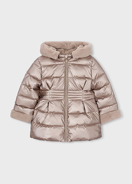 Meisjes Metallic fauxfur puffer jacke van Mayoral in de kleur Col. Mole  in maat 128.