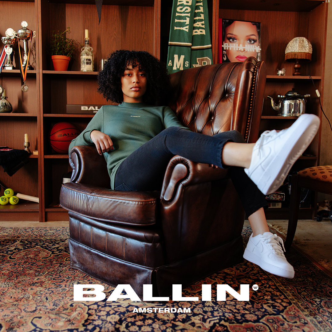 Unisexs Crewneck with logo on the front and back artwork van Ballin Amsterdam in de kleur Forest Green in maat 176.
