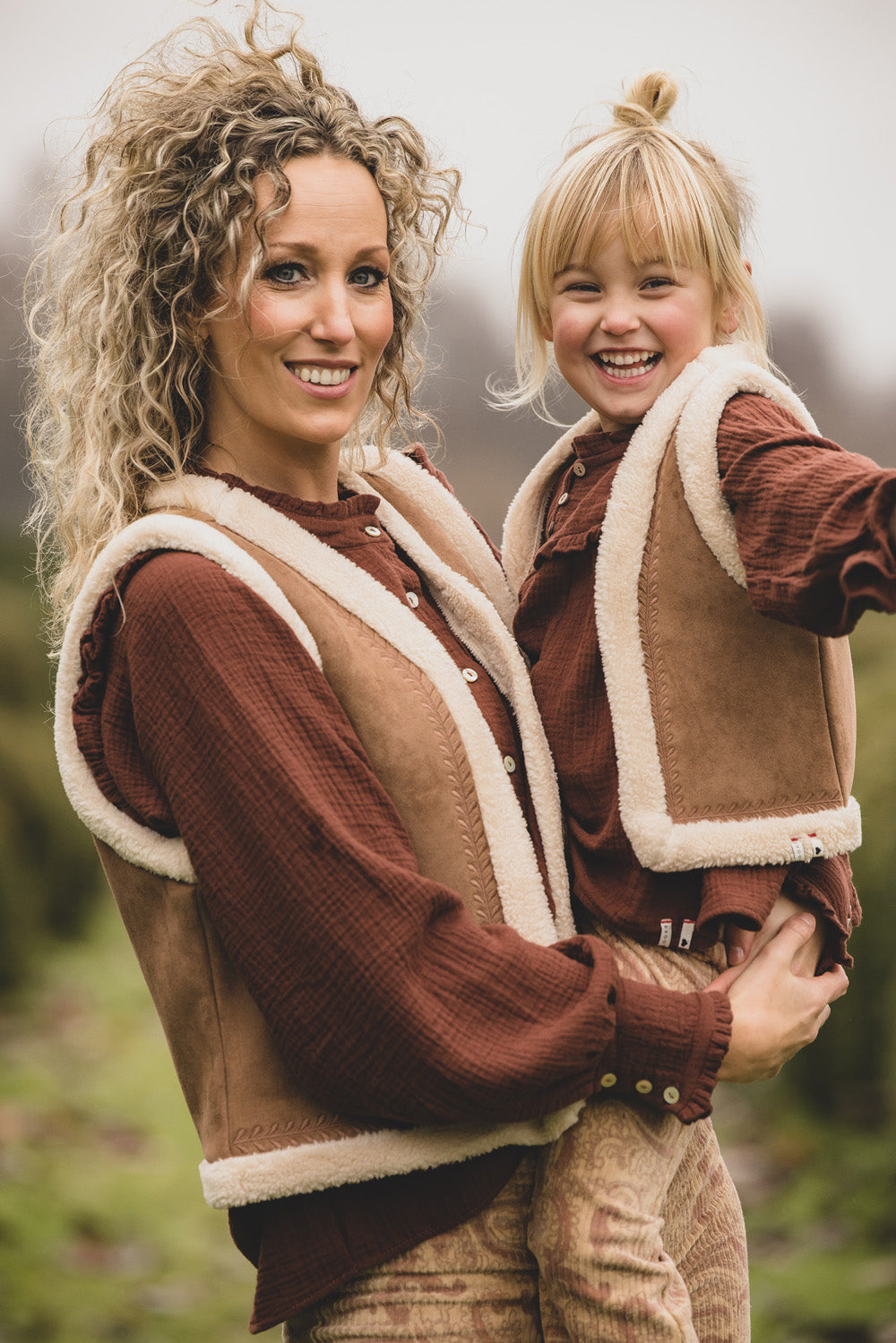 Meisjes Lammy Gilet van LOOXS Little & Me in de kleur CAMEL BROWN in maat M-L.