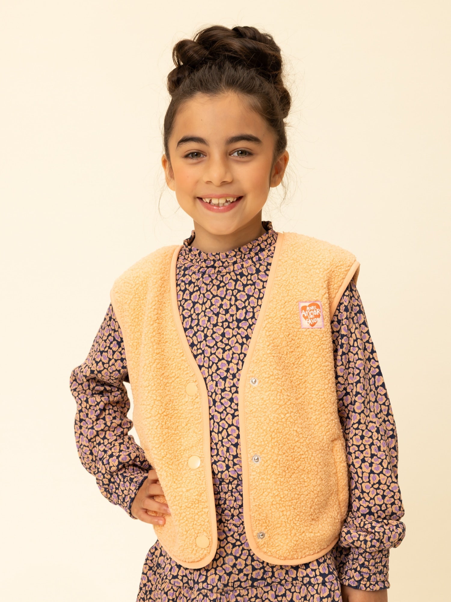 Meisjes Teddy gilet van LOOXS Little in de kleur Soft apricot in maat 128-134.