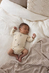 s Wikkelromper AOP rib - Special Delivery van Feetje in de kleur Creme in maat 62.