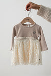 Meisjes Jurk met geborduurd tule - Dress to Impress van Feetje in de kleur Taupe melange in maat 92.