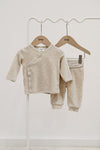 Unisexs Overslagshirt velours rib - The Cuddle Company van Feetje in de kleur Taupe melange in maat 62.