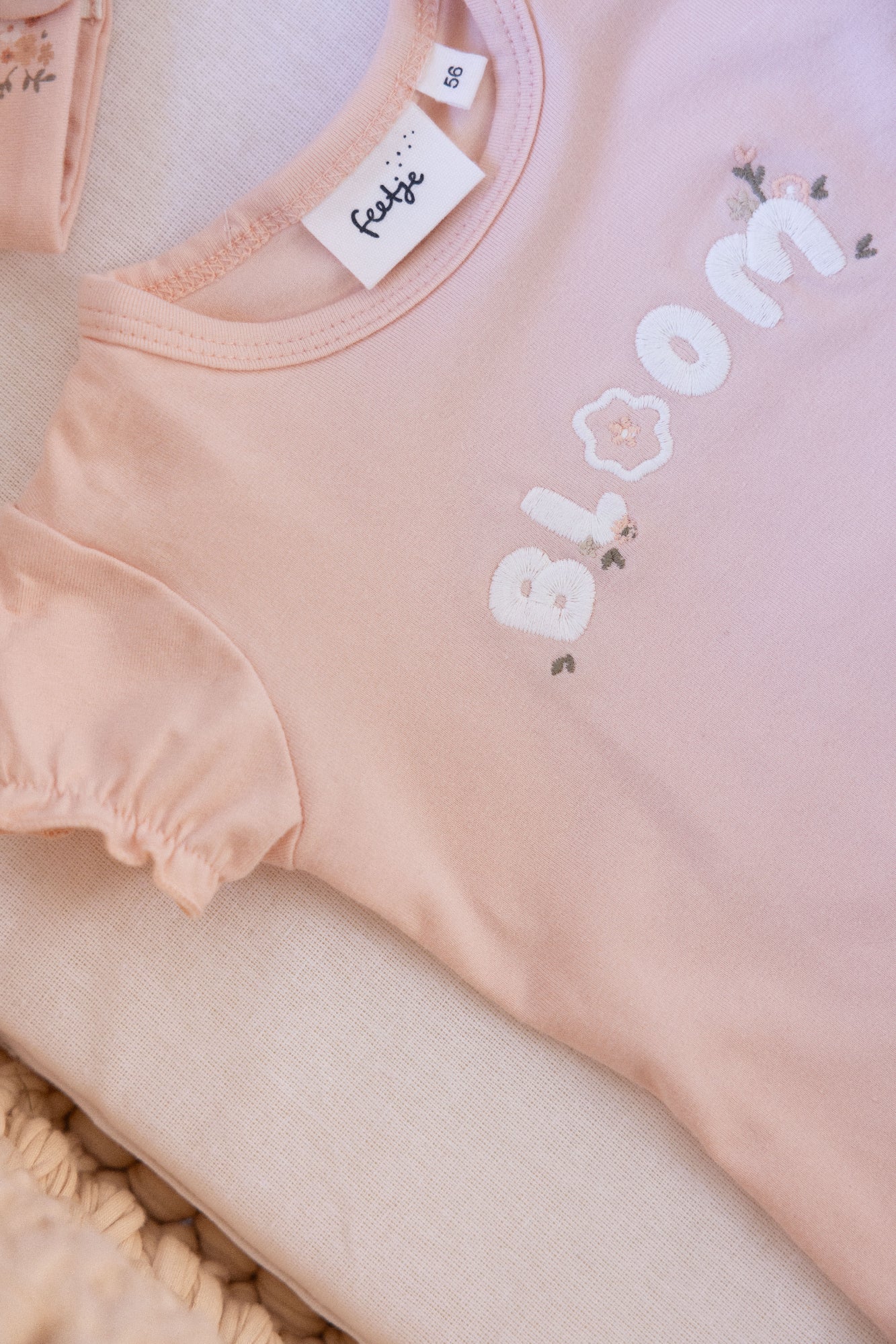 Meisjes T-shirt - Bloom With Love van Feetje in de kleur Roze in maat 86.