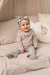 Meisjes Flare broek AOP - Dress to Impress van Feetje in de kleur Offwhite melange in maat 92.