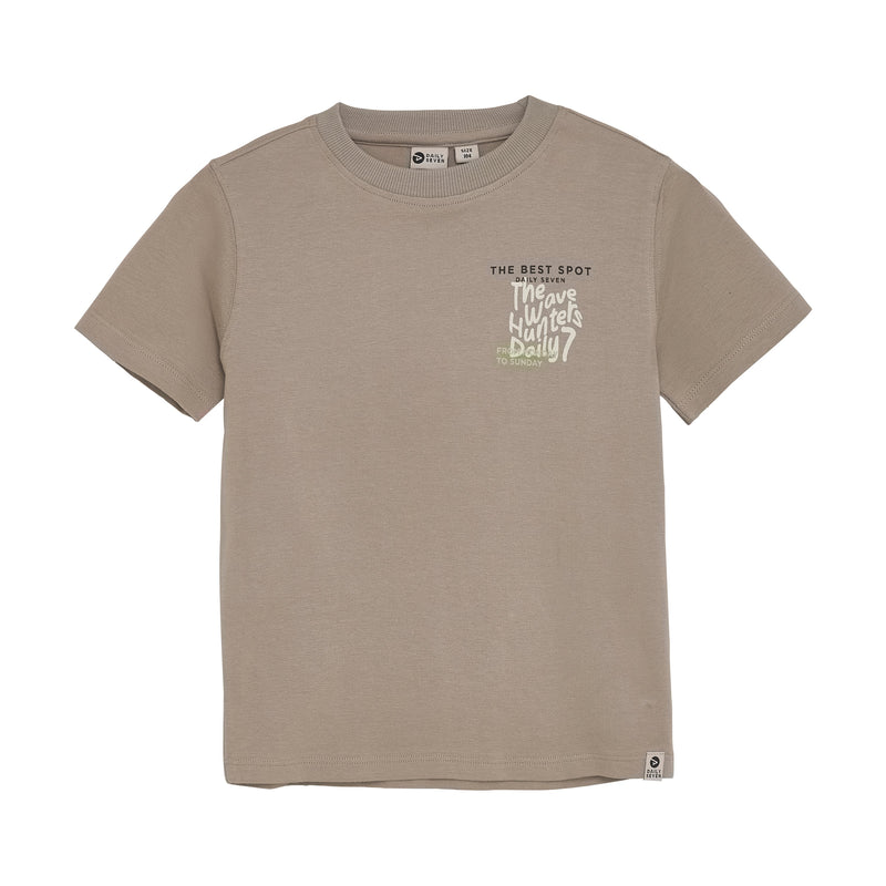 Jongens T-shirt Print van Daily7 in de kleur Desert Olive in maat 128.