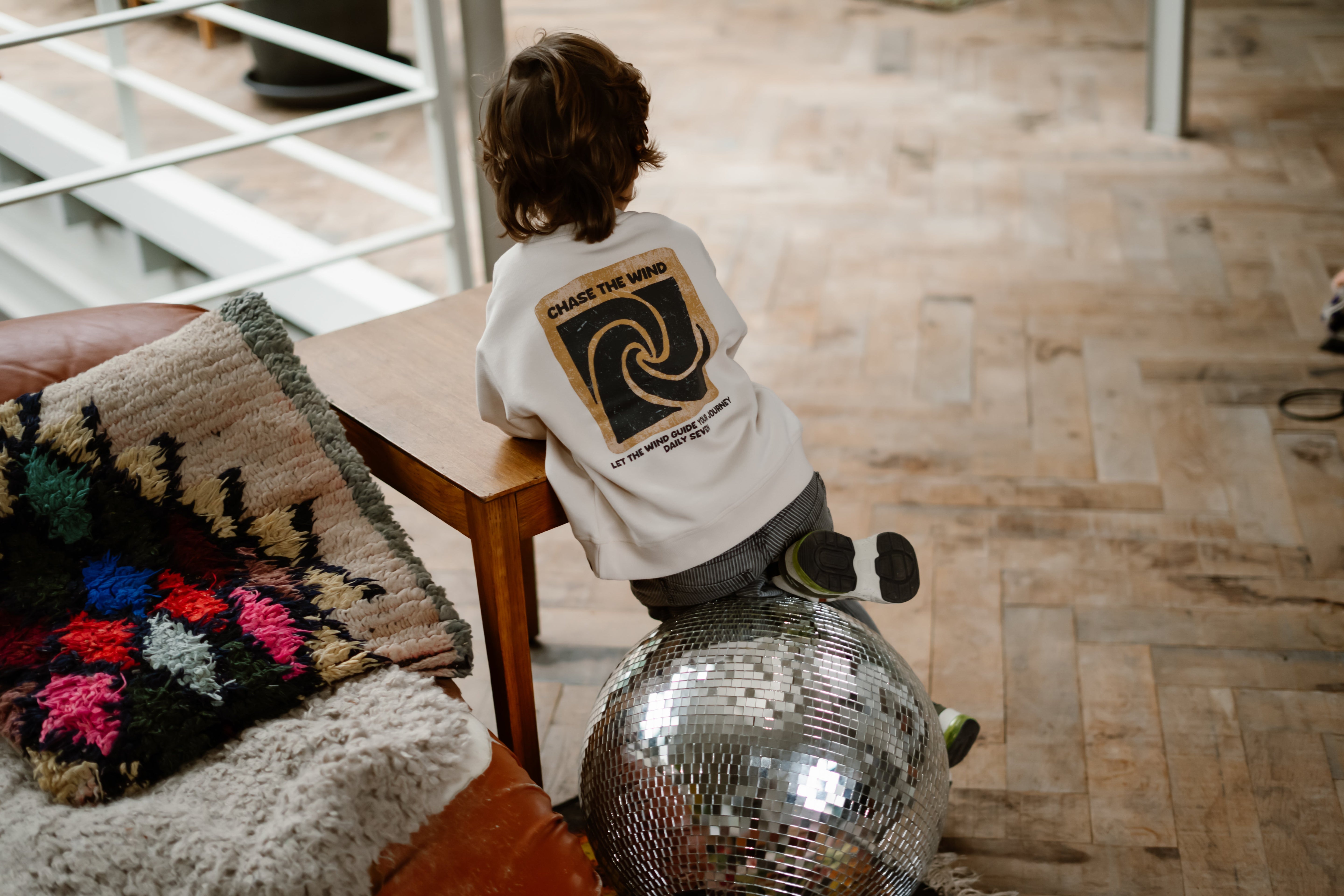 Jongens Oversized Sweater Backprint van Daily7 in de kleur Sandshell in maat 128.