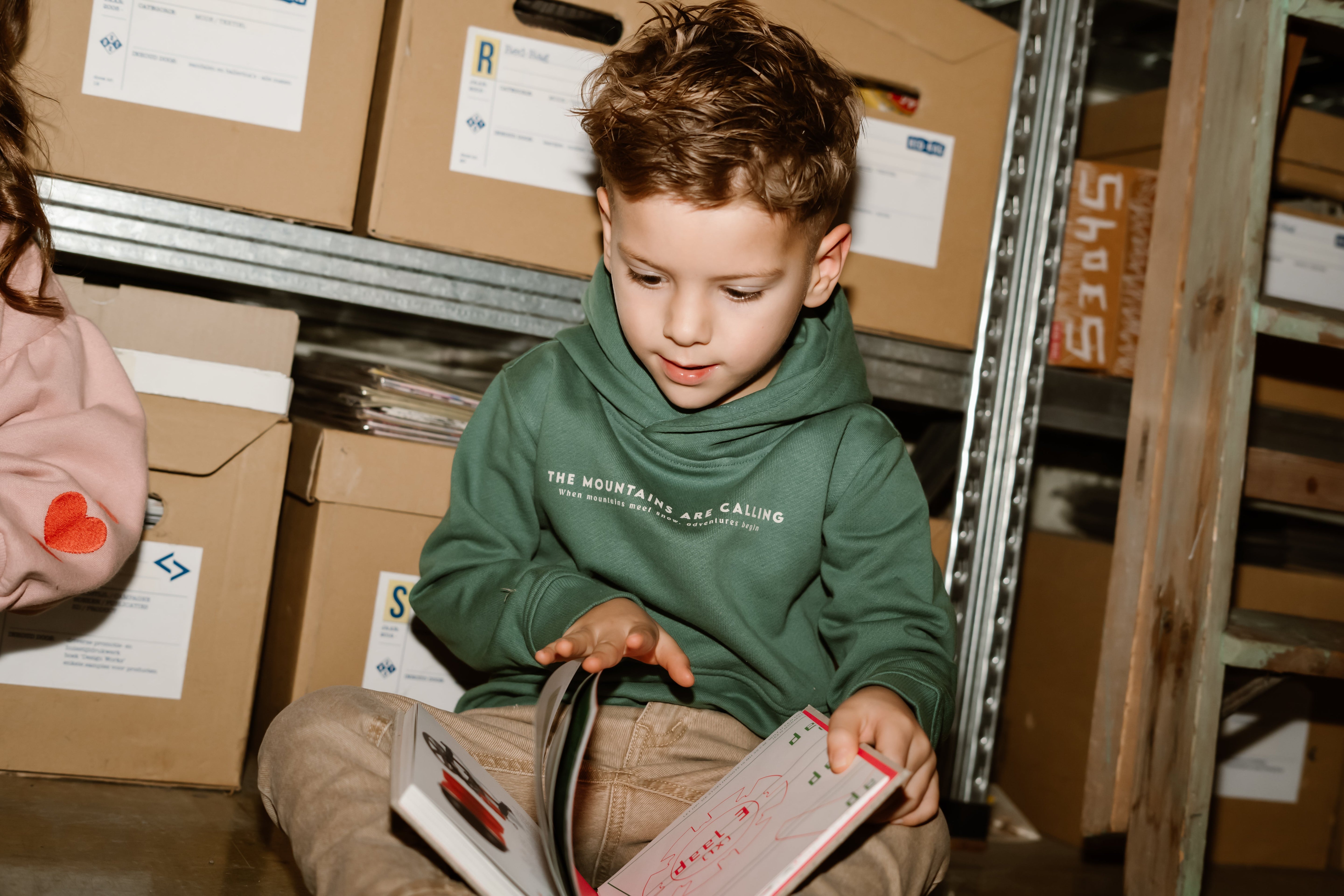 Jongens Hoodie Backprint van Daily7 in de kleur Blue Spruce in maat 128.