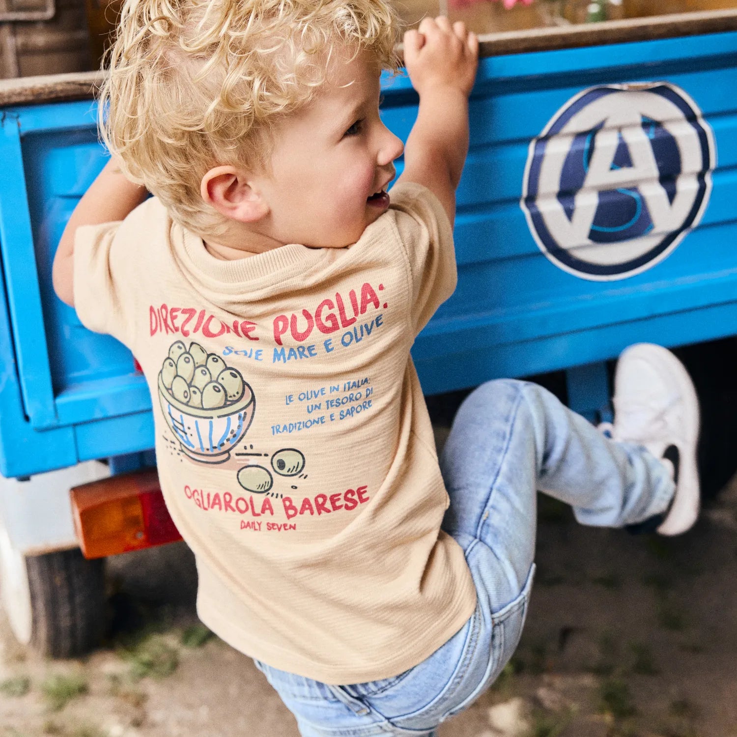 Jongens T-shirt Backprint van Daily7 in de kleur Latte Sand in maat 128.