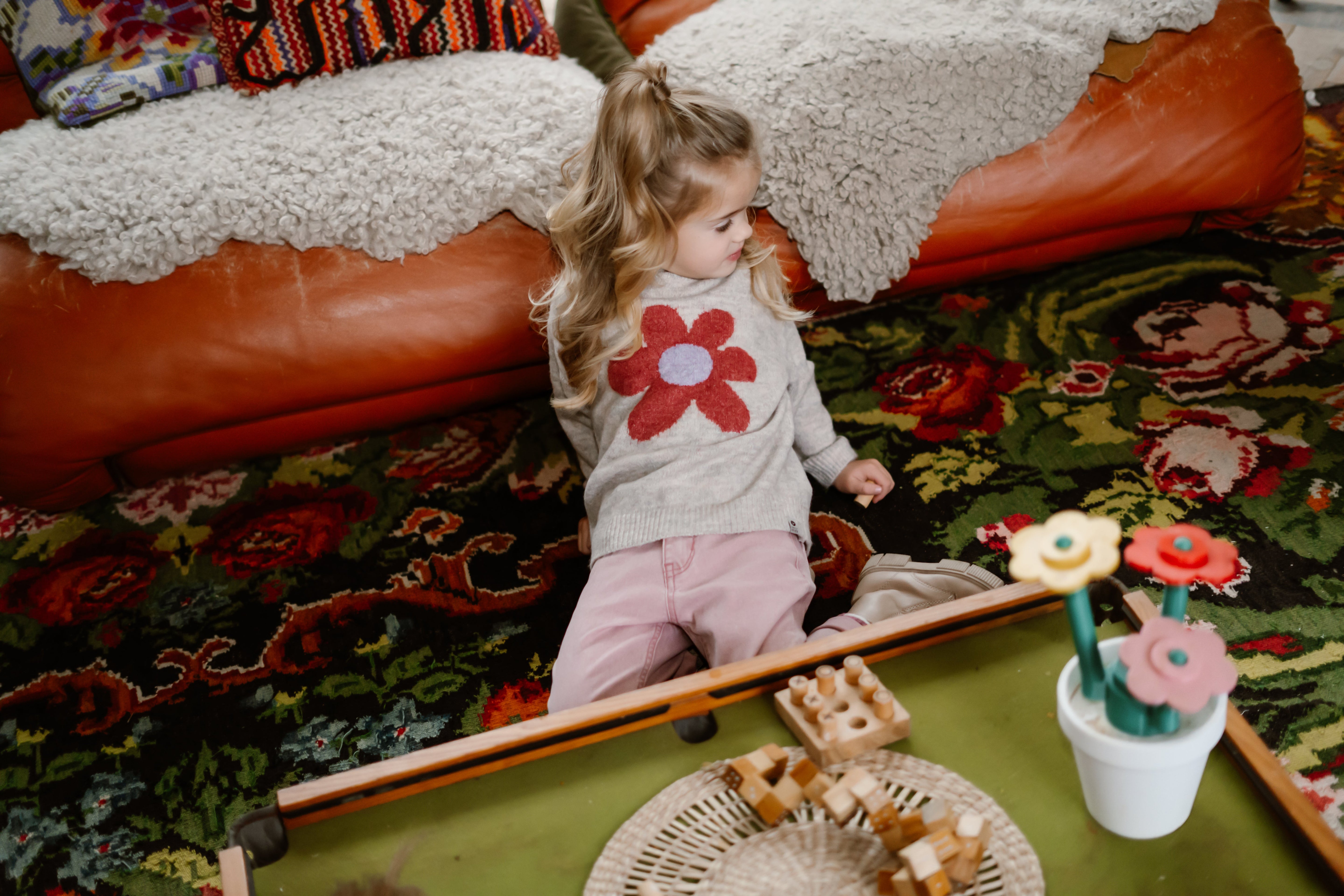 Meisjes Knitted Sweater Flower van Daily7 in de kleur Pale Mauve in maat 128.