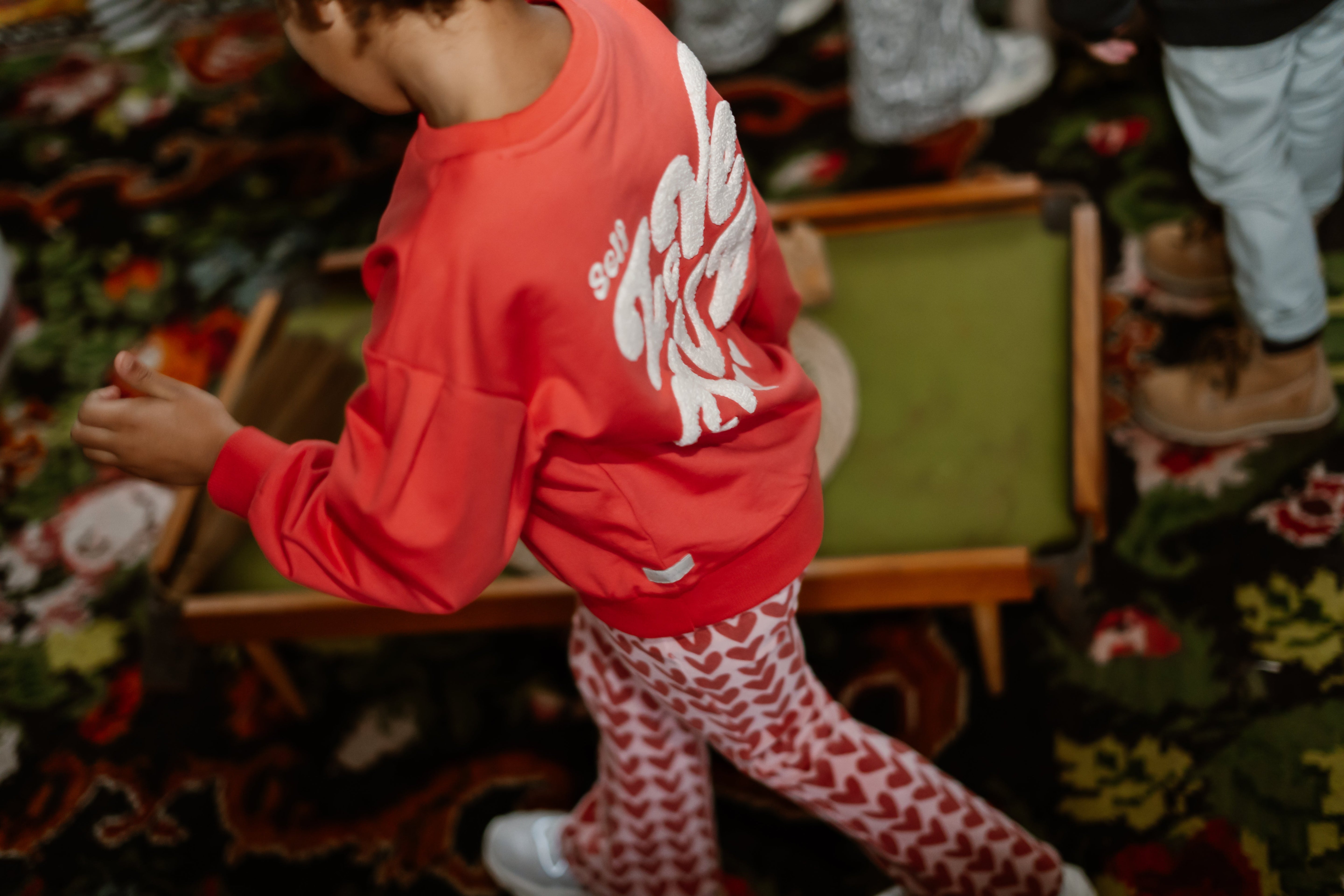 Meisjes Sweater Brushed Print van Daily7 in de kleur Baked Apple in maat 128.