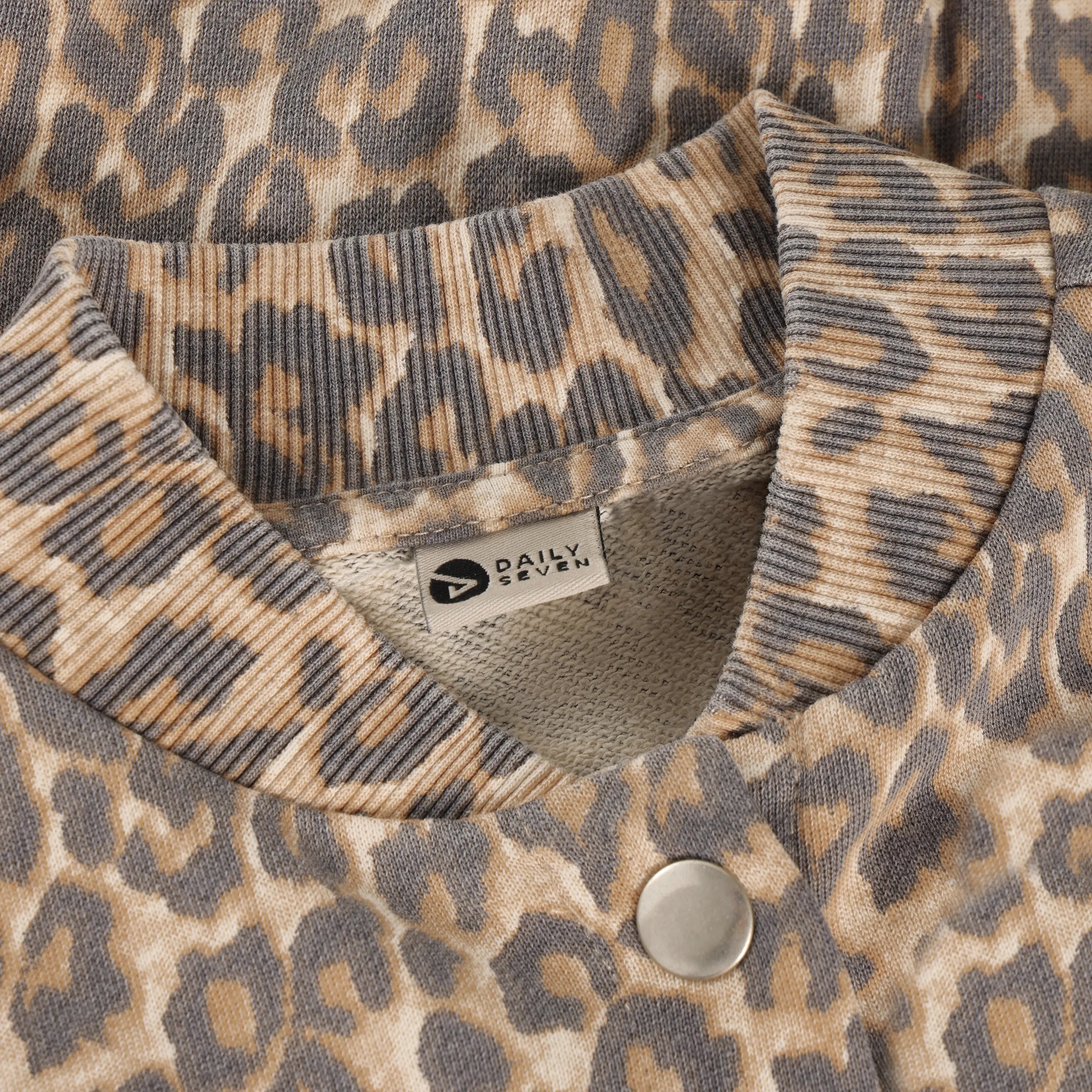 Meisjes Sweat Jacket Print van Daily7 in de kleur Sandshell in maat 128.