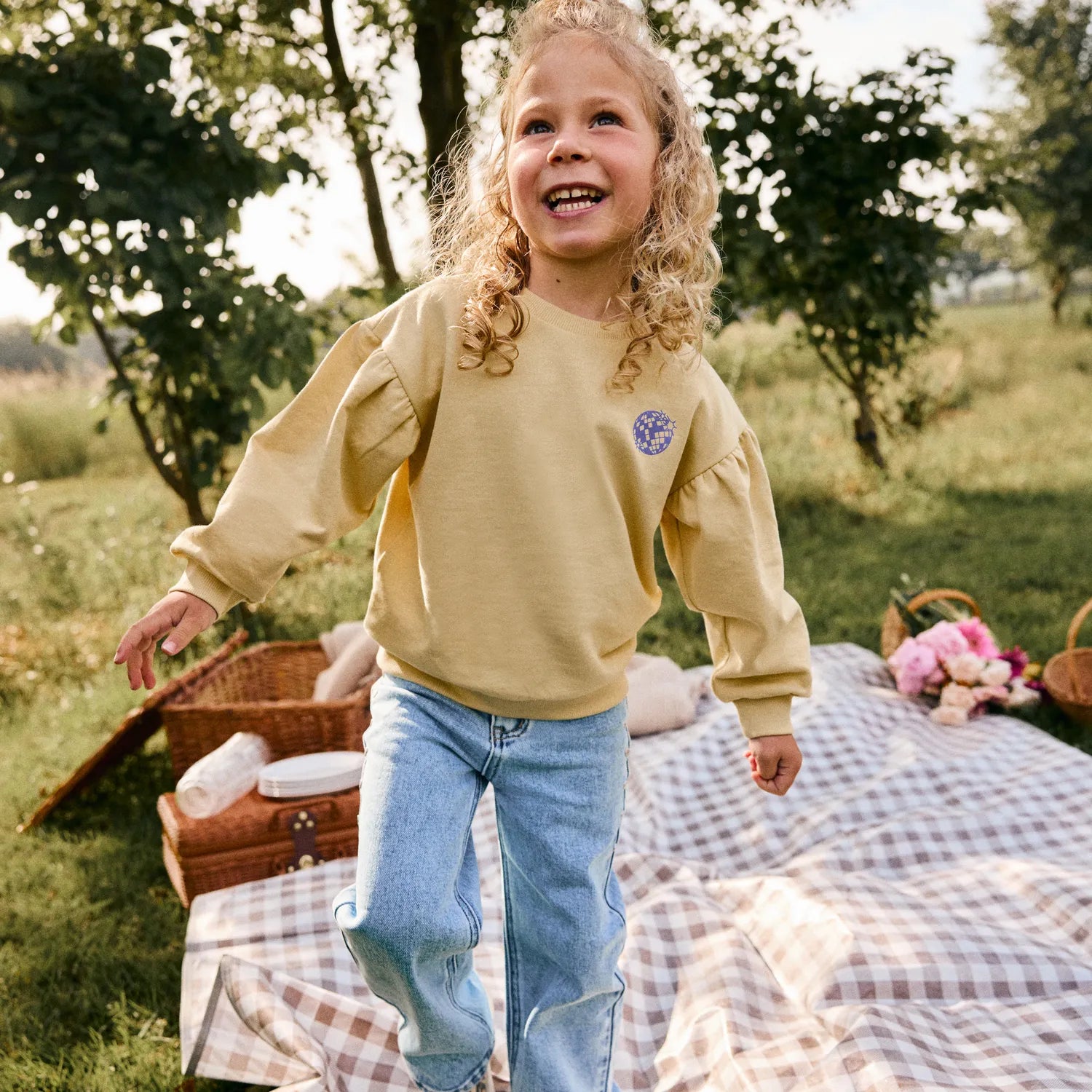 Meisjes Sweater Print van Daily7 in de kleur Reed Yellow in maat 128.