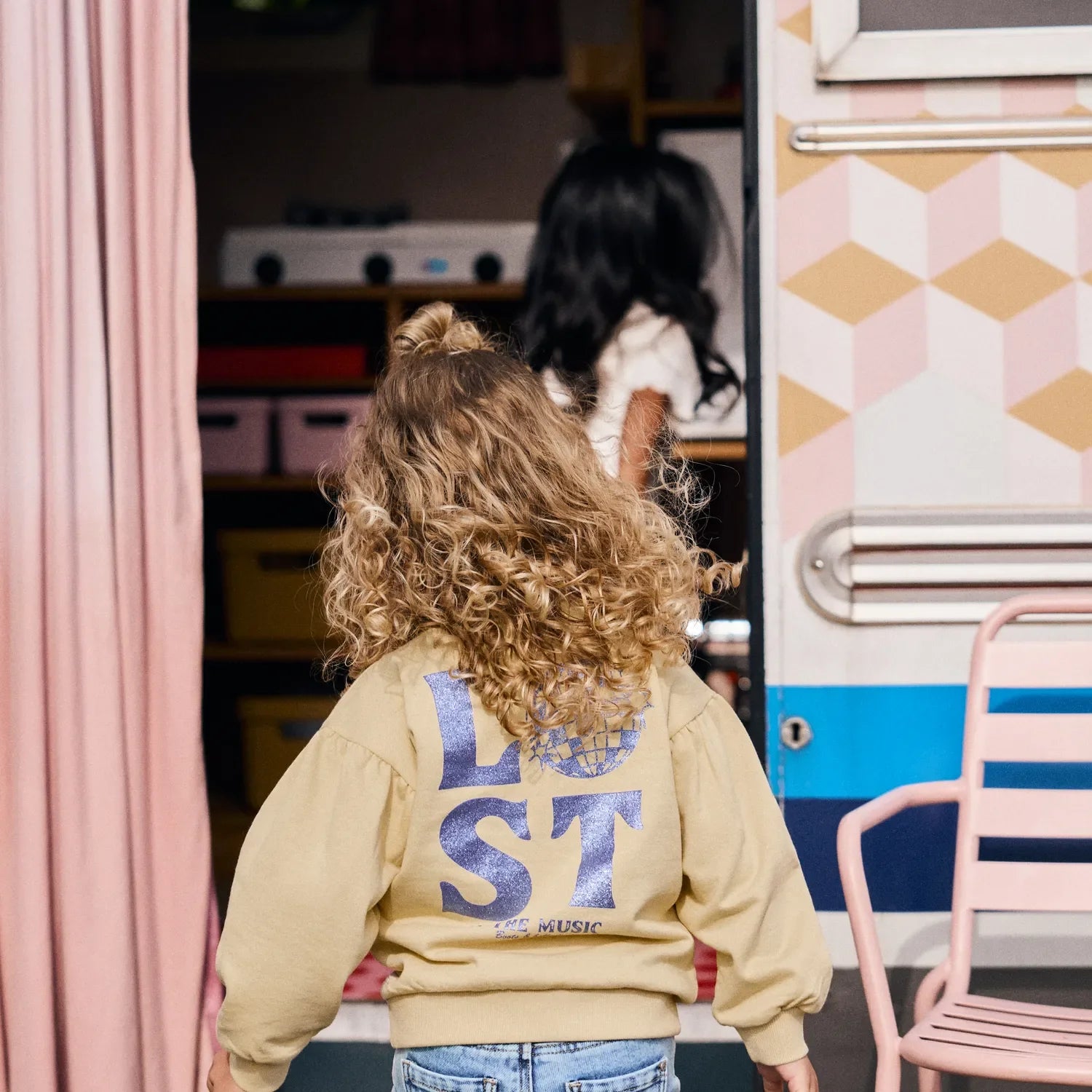 Meisjes Sweater Print van Daily7 in de kleur Reed Yellow in maat 128.