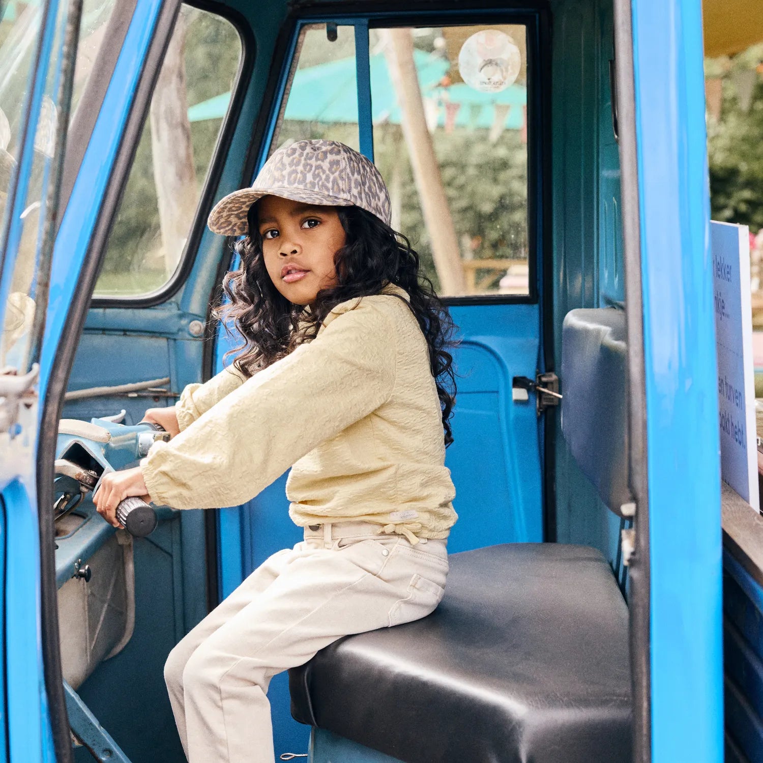 Meisjes Mom Fit Washed van Daily7 in de kleur Sandshell in maat 128.