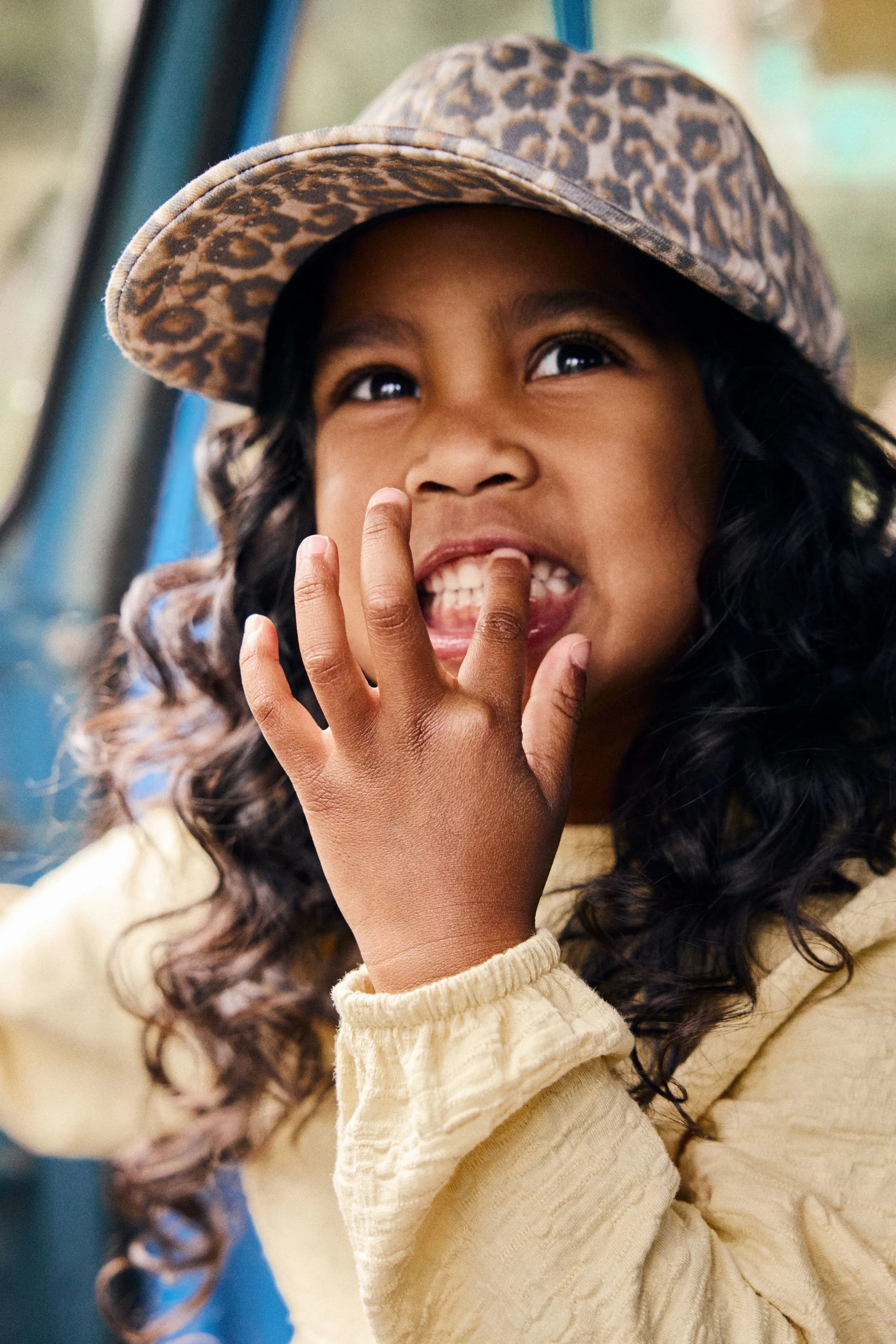 Meisjes Cap Allover Print van  in de kleur Latte Sand in maat 52.