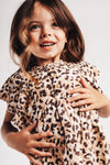 Meisjes Dress SS Bejis van Baje Studio in de kleur Animal AOP in maat 134-140.