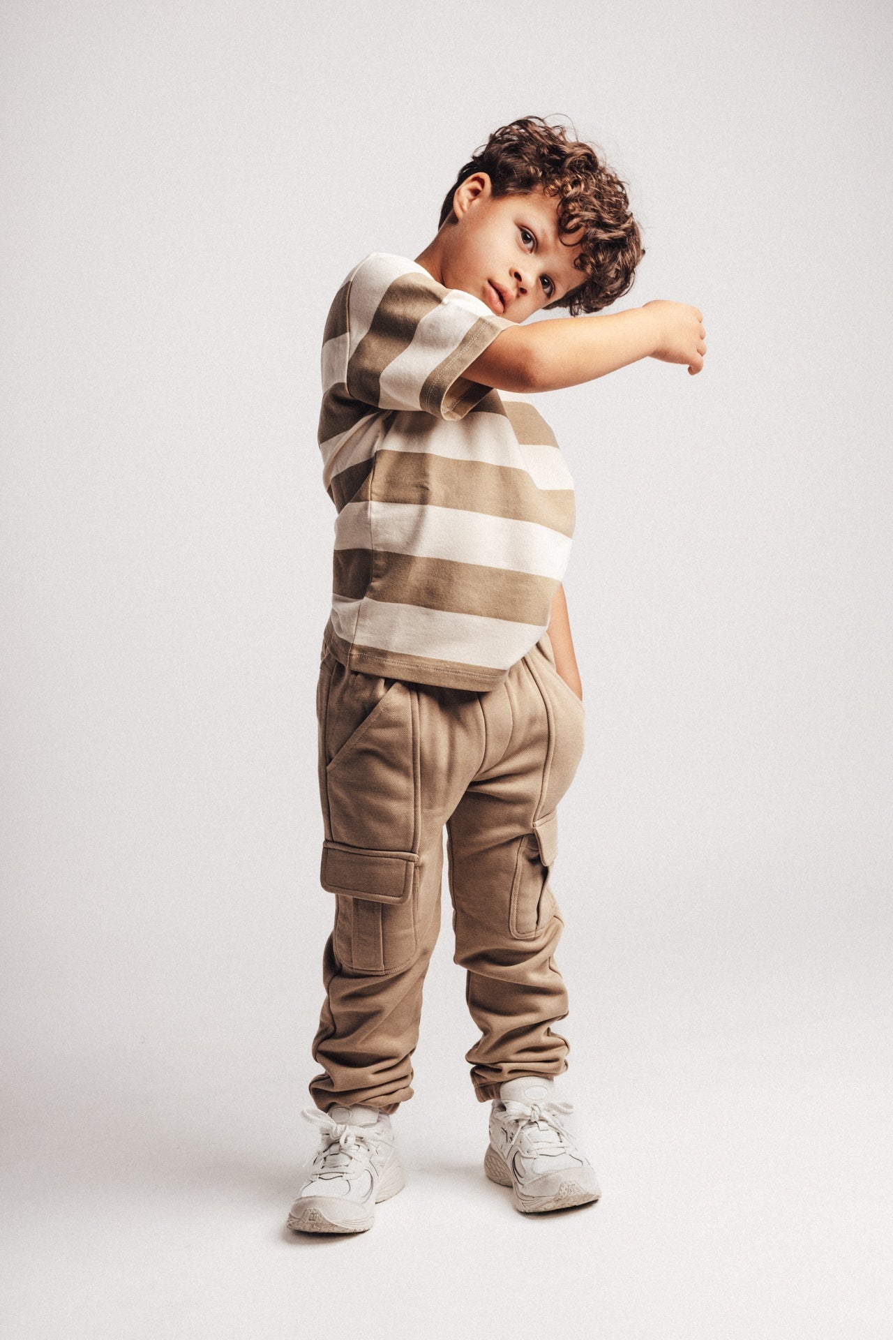 Jongens Sweatpants Caude van Baje Studio in de kleur Taupe cafe in maat 134-140.