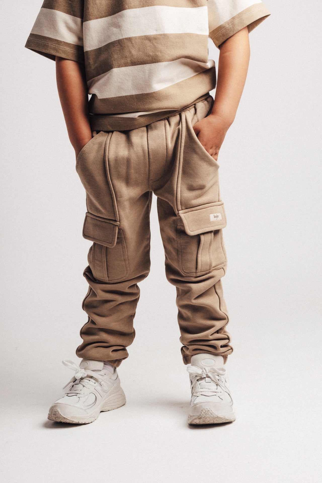 Jongens Sweatpants Caude van Baje Studio in de kleur Taupe cafe in maat 134-140.