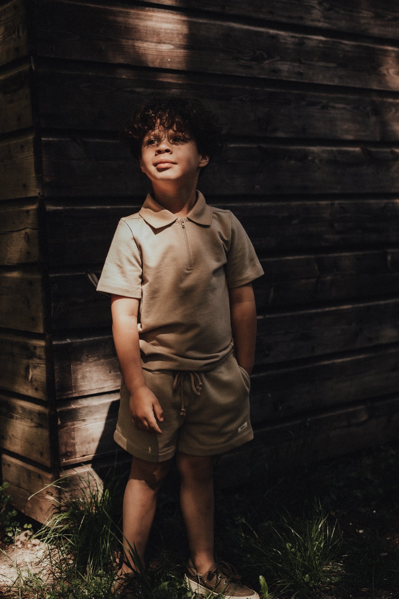 Jongens Shorts Hernani van Baje Studio in de kleur Taupe cafe in maat 134-140.