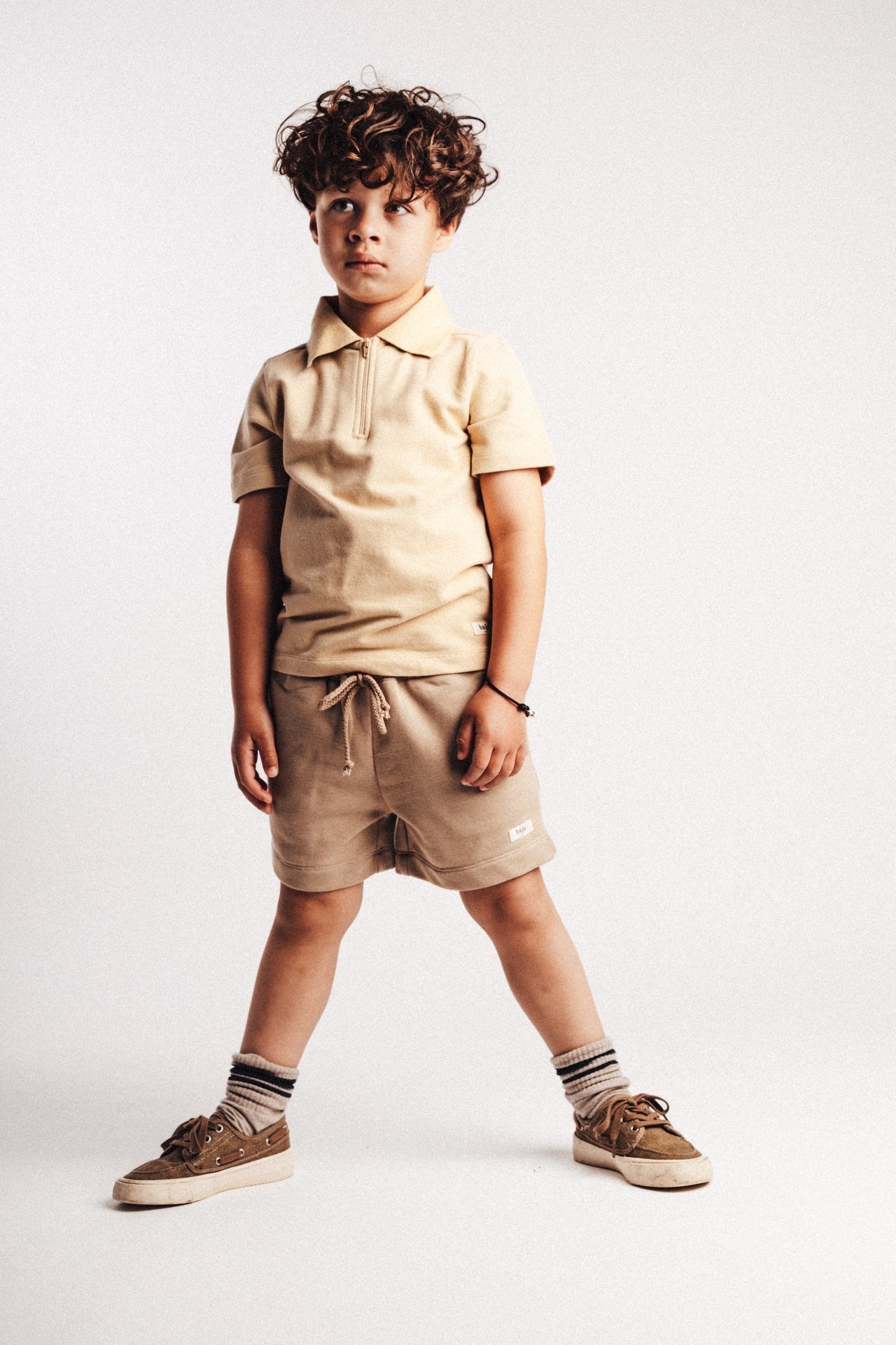 Jongens Shorts Hernani van Baje Studio in de kleur Taupe cafe in maat 134-140.