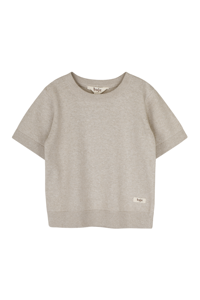Jongens Knitted SS Cruz van Baje Studio in de kleur Sand melange in maat 134-140.