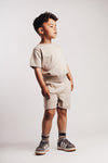 Jongens Knitted Shorts Sebastian van Baje Studio in de kleur Sand melange in maat 134-140.