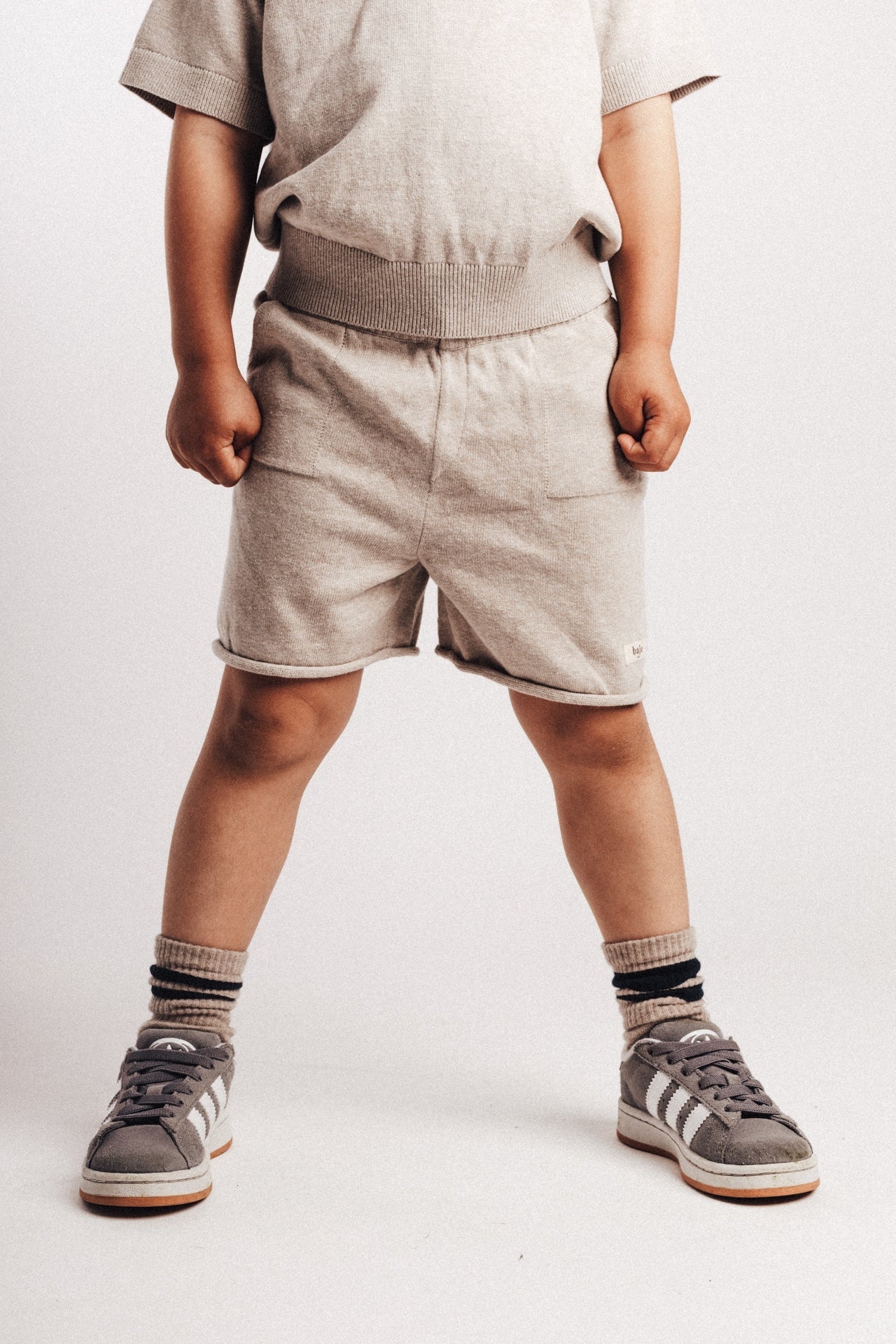 Jongens Knitted Shorts Sebastian van Baje Studio in de kleur Sand melange in maat 134-140.