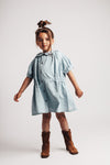 Meisjes Dress SS Mirabel van Baje Studio in de kleur Blue denim light in maat 134-140.