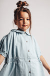 Meisjes Dress SS Mirabel van Baje Studio in de kleur Blue denim light in maat 134-140.