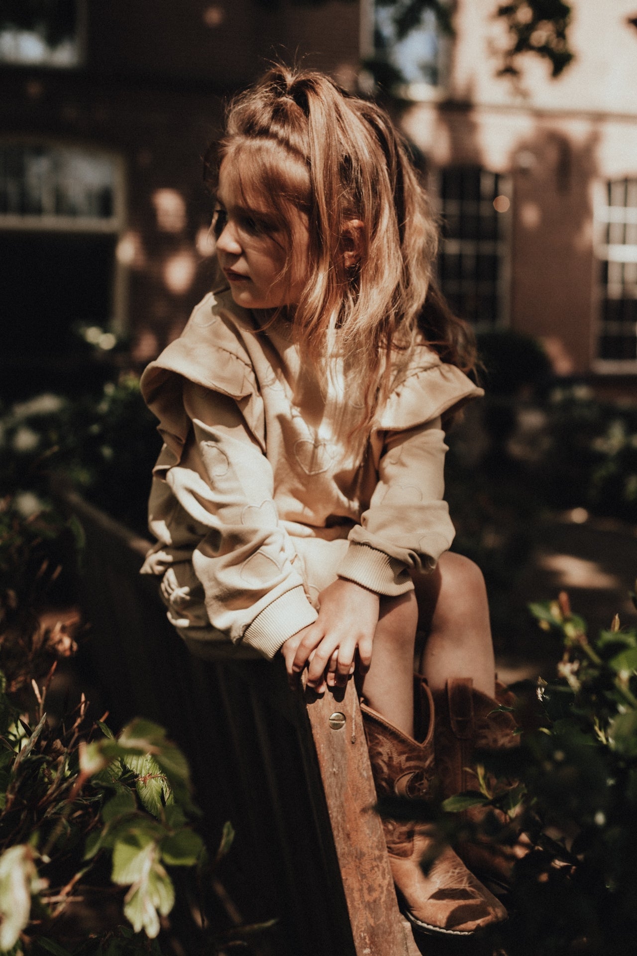 Meisjes Sweaters hearts Vitoria van Baje Studio in de kleur Creme fawn in maat 134-140.