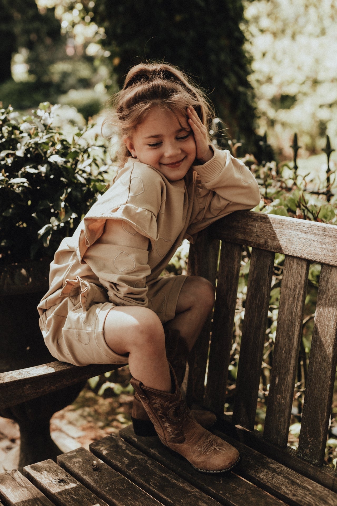 Meisjes Sweaters hearts Vitoria van Baje Studio in de kleur Creme fawn in maat 134-140.