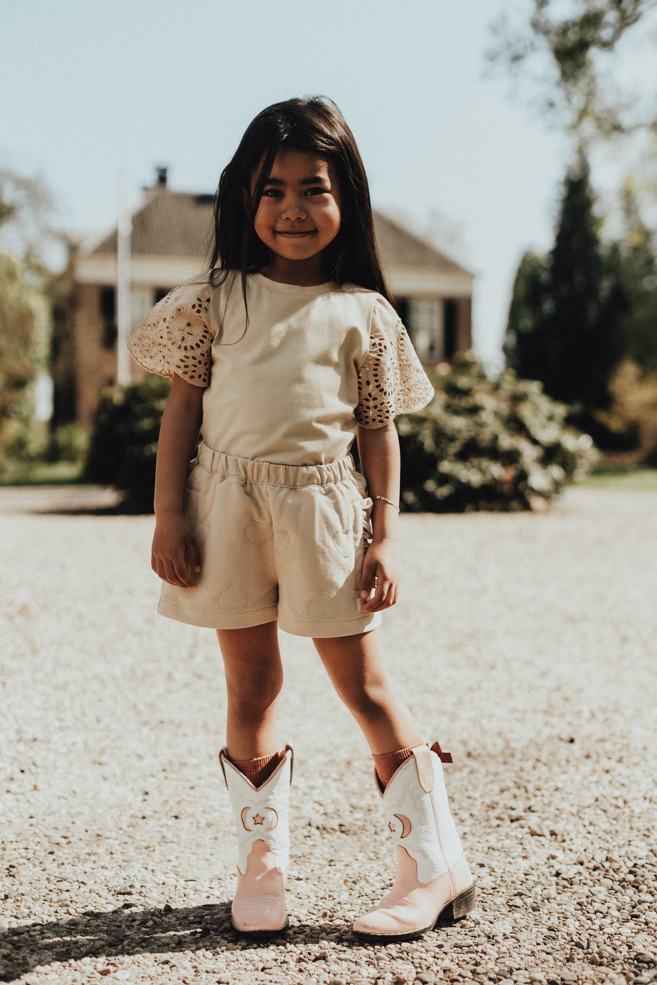 Meisjes Shorts hearts Vay van Baje Studio in de kleur Creme fawn in maat 134-140.