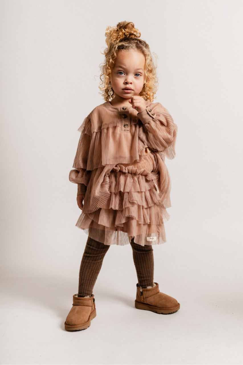 Meisjes Blouse Longsleeve Meyrin van Baje Studio in de kleur Sand desert in maat 134-140.