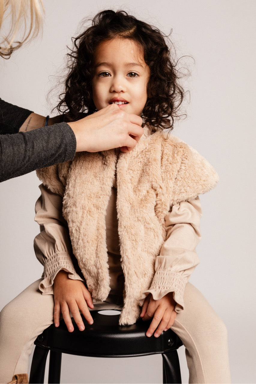 Meisjes Gilet Rossa van Baje Studio in de kleur Sand desert in maat 134-140.