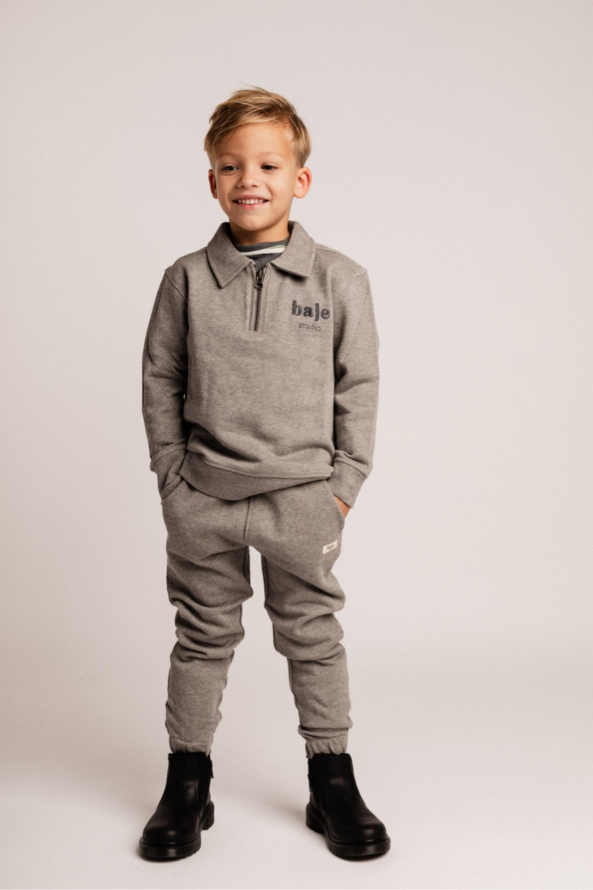 Jongens Sweatpants Moudon van Baje Studio in de kleur Grey melange in maat 134-140.