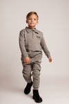 Jongens Sweatpants Moudon van Baje Studio in de kleur Grey melange in maat 134-140.
