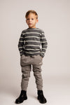 Jongens Sweatpants Moudon van Baje Studio in de kleur Grey melange in maat 134-140.