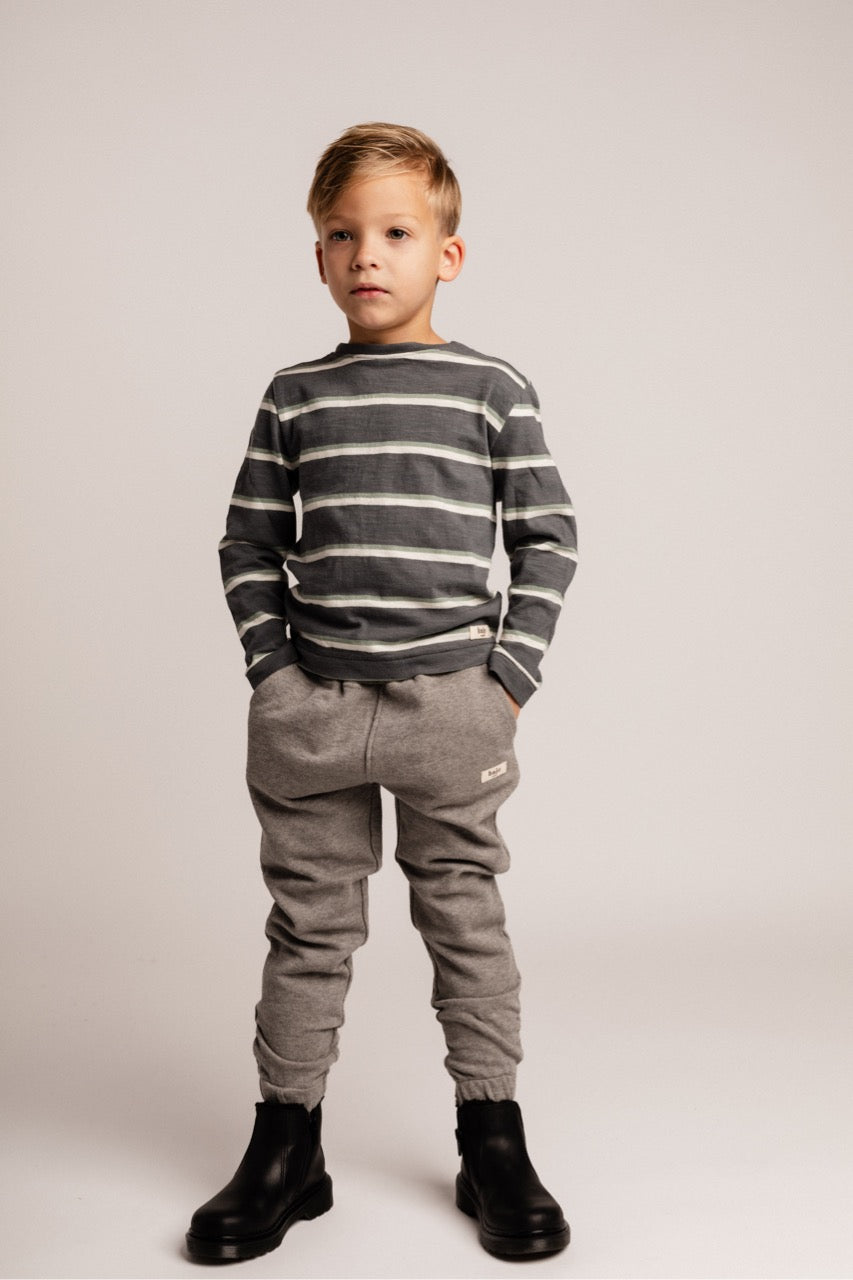 Jongens Sweatpants Moudon van Baje Studio in de kleur Grey melange in maat 134-140.