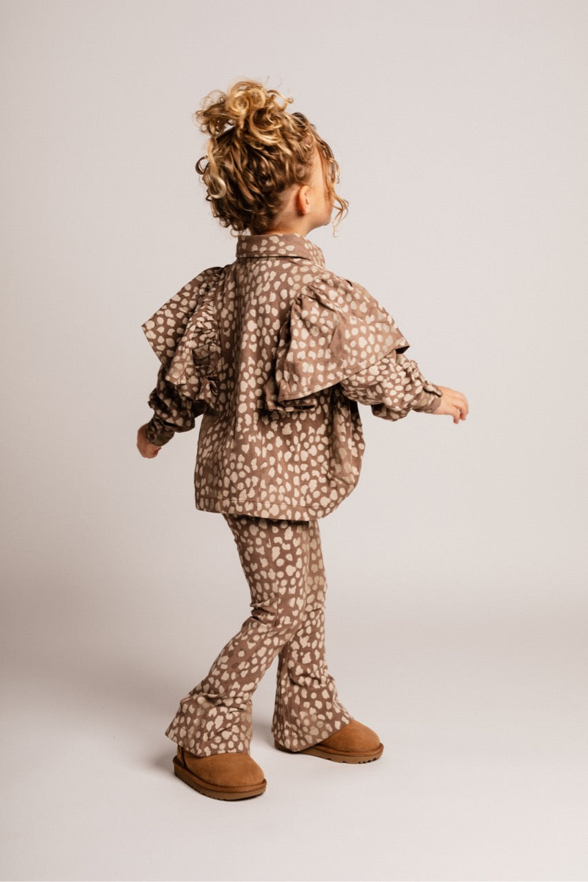 Meisjes Flared Pants Preda van Baje Studio in de kleur Sand desert  AOP in maat 134-140.