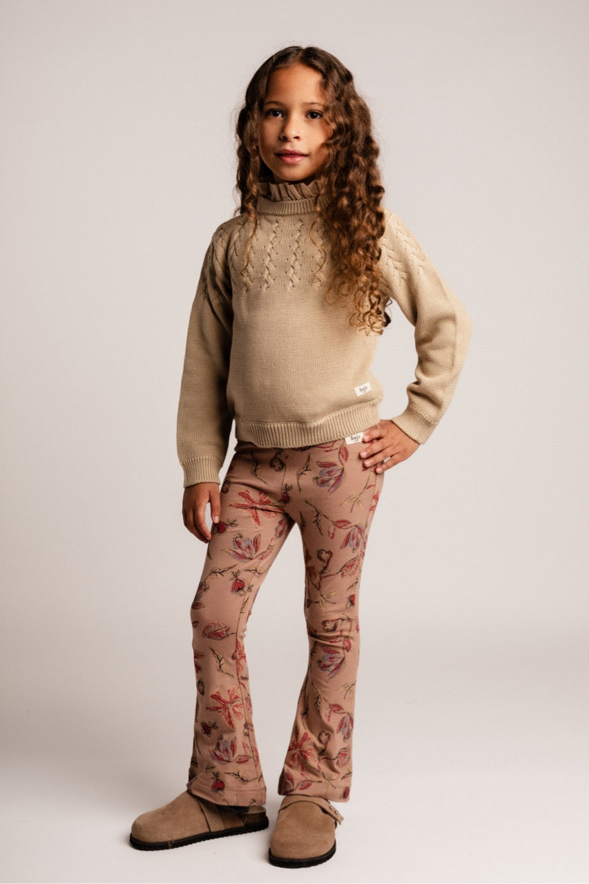 Meisjes Flared Pants Preda van Baje Studio in de kleur Peach almond AOP in maat 134-140.